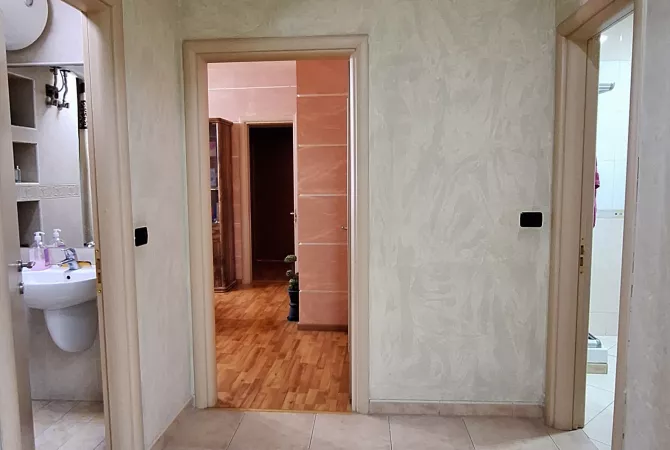 Shtepi me qera Apartament ne Tirane, 3+1, Mobilimi E mobiluar, Pagesa 700  Euro.