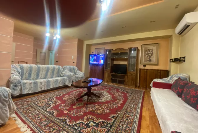 Shtepi me qera Apartament ne Tirane, 3+1, Mobilimi E mobiluar, Pagesa 700  Euro.