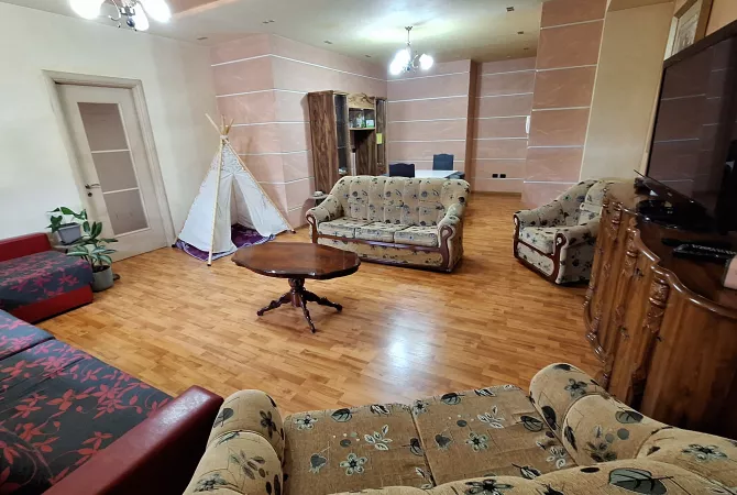 Shtepi me qera Apartament ne Tirane, 3+1, Mobilimi E mobiluar, Pagesa 700  Euro.