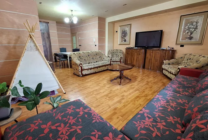 Shtepi me qera Apartament ne Tirane, 3+1, Mobilimi E mobiluar, Pagesa 700  Euro.