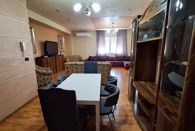 Shtepi me qera Apartament ne Tirane, 3+1, Mobilimi E mobiluar, Pagesa 700  Euro.