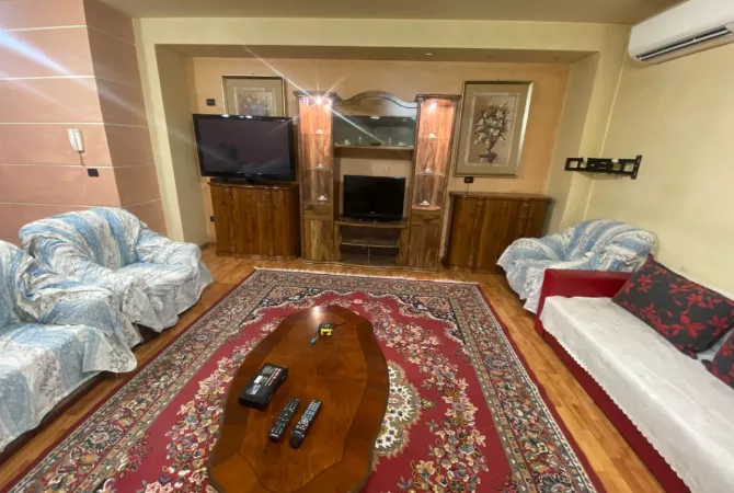 Shtepi me qera Apartament ne Tirane, 3+1, Mobilimi E mobiluar, Pagesa 700  Euro.