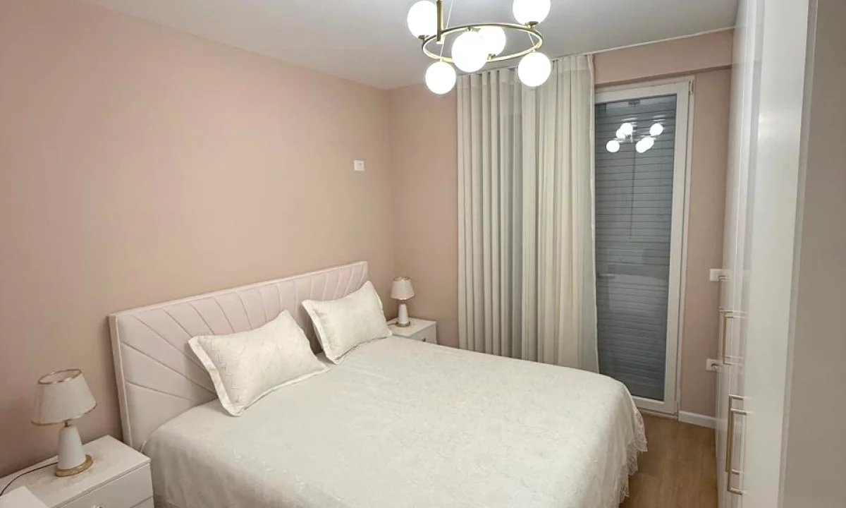 Shtepi ne shitje Apartament ne Tirane, 1+1, Mobilimi E mobiluar, Pagesa 87,000  Euro.