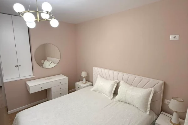 Shtepi ne shitje Apartament ne Tirane, 1+1, Mobilimi E mobiluar, Pagesa 87,000  Euro.