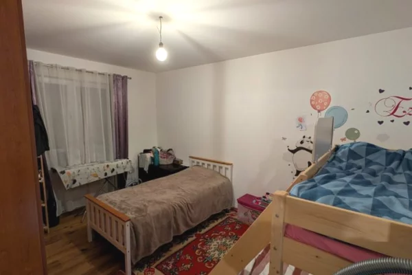 Shtepi ne shitje Apartament ne Tirane, 2+1, Mobilimi E mobiluar, Pagesa 195,800  Euro.