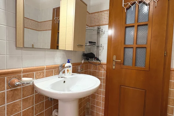 Shtepi me qera Apartament ne Tirane, 1+1, Mobilimi E mobiluar, Pagesa 500  Euro.