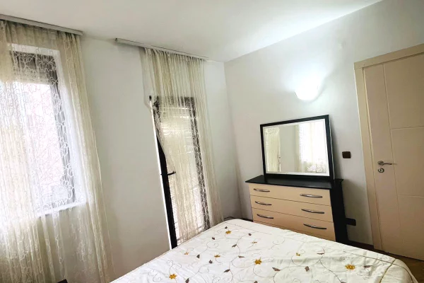 Shtepi me qera Apartament ne Tirane, 3+1, Mobilimi E mobiluar, Pagesa 650  Euro.
