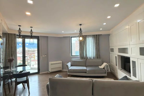 Appartamento in affitto a Tirana 2+1, Arredato