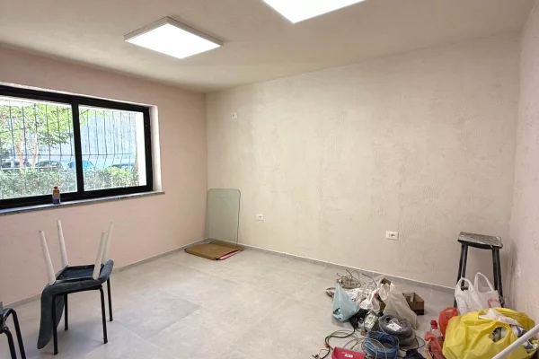 Ambiente Commerciale in Affitto 3+1 a Tirana - 400 Euro