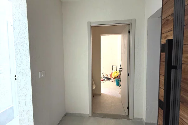 Ambiente Commerciale in Affitto 3+1 a Tirana - 400 Euro