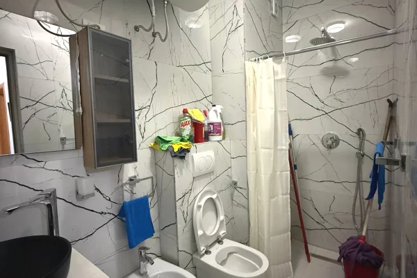 Shtepi me qera Apartament ne Tirane, 2+1, Mobilimi E mobiluar, Pagesa 650  Euro.