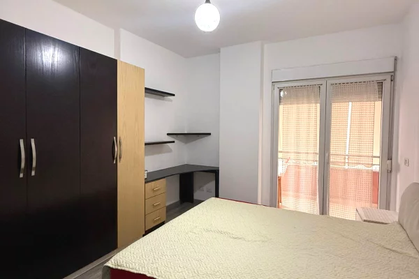 Shtepi me qera Apartament ne Tirane, 2+1, Mobilimi E mobiluar, Pagesa 650  Euro.