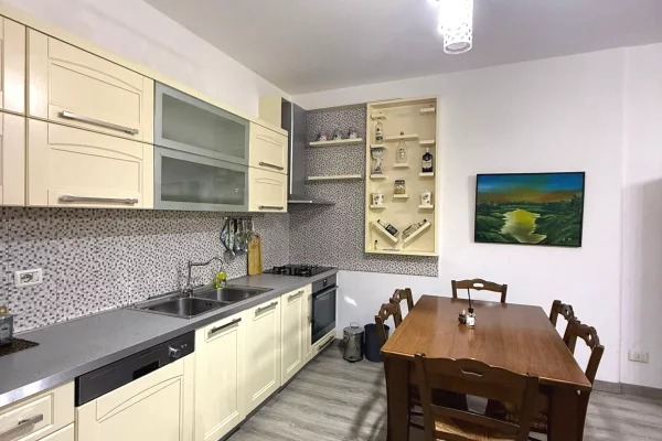 Shtepi me qera Apartament ne Tirane, 2+1, Mobilimi E mobiluar, Pagesa 650  Euro.