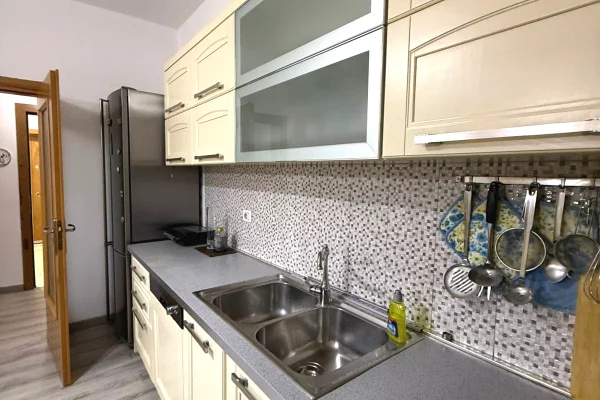 Shtepi me qera Apartament ne Tirane, 2+1, Mobilimi E mobiluar, Pagesa 650  Euro.