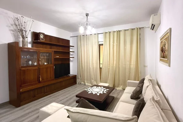 Shtepi me qera Apartament ne Tirane, 2+1, Mobilimi E mobiluar, Pagesa 650  Euro.