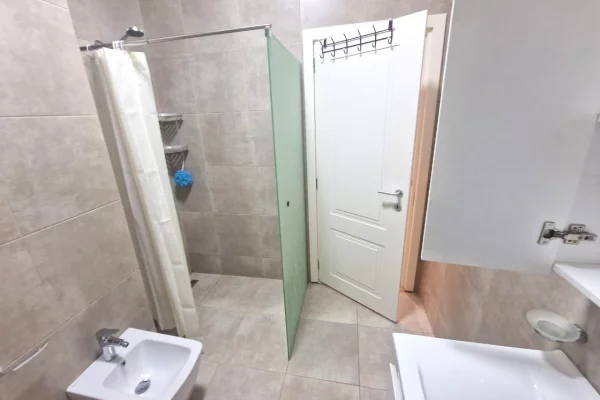 Shtepi me qera Apartament ne Tirane, 2+1, Mobilimi E mobiluar, Pagesa 800  Euro.