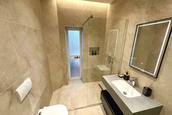 Shtepi me qera Apartament ne Tirane, 2+1, Mobilimi E mobiluar, Pagesa 700  Euro.