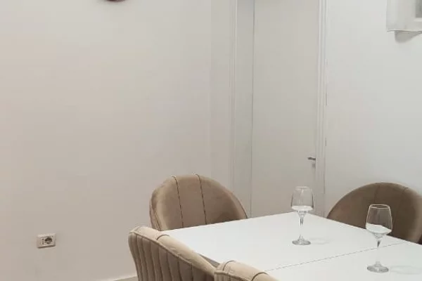 Shtepi me qera Apartament ne Tirane, 1+1, Mobilimi E mobiluar, Pagesa 1,000  Euro.