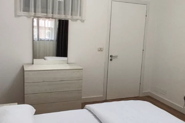 Shtepi me qera Apartament ne Tirane, 1+1, Mobilimi E mobiluar, Pagesa 1,000  Euro.