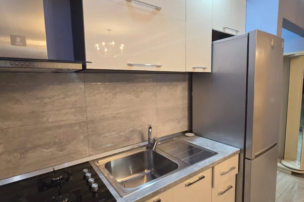 Shtepi me qera Apartament ne Tirane, 2+1, Mobilimi E mobiluar, Pagesa 600  Euro.