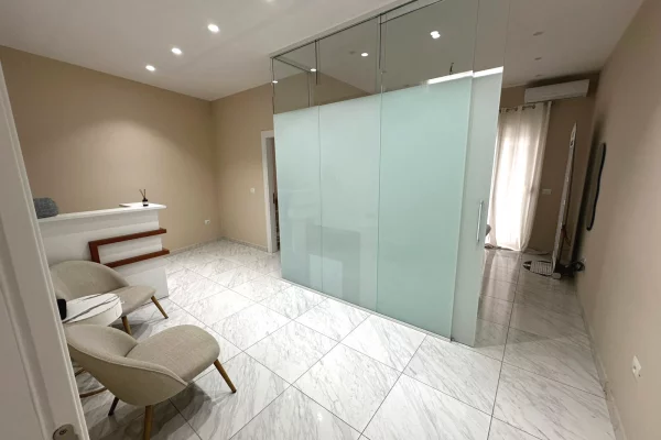 JEPET ME QIRA AMBIENT BIZNESI TEK KOMUNA E PARISIT 