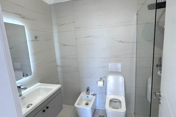 Shtepi me qera Apartament ne Tirane, 2+1, Mobilimi Bosh, pa mobiluar, Pagesa 900  Euro.
