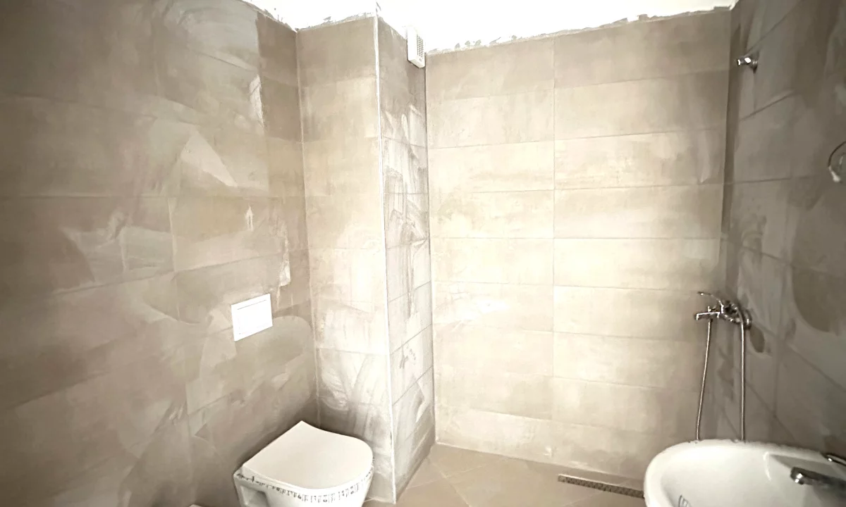 Shtepi ne shitje Apartament ne Tirane, 1+1, Mobilimi Bosh, pa mobiluar, Pagesa 128,000  Euro.