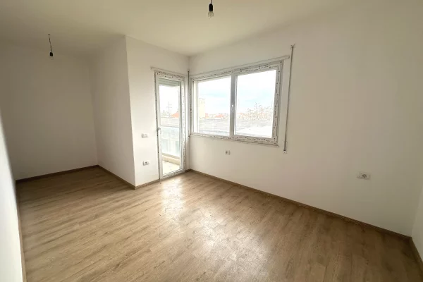 Shtepi ne shitje Apartament ne Tirane, 1+1, Mobilimi Bosh, pa mobiluar, Pagesa 128,000  Euro.