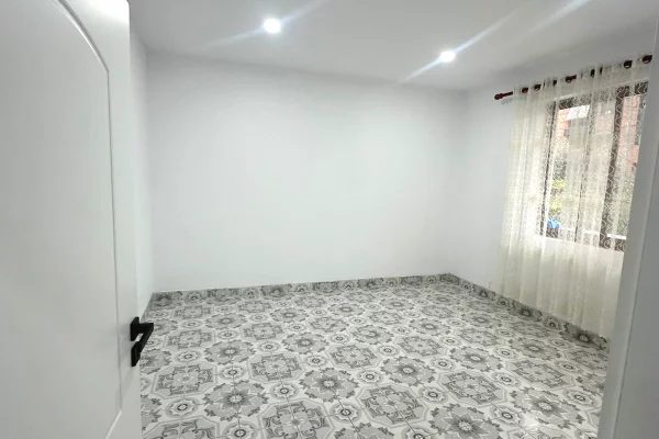 Shtepi me qera Apartament ne Tirane, 2+1, Mobilimi E mobiluar, Pagesa 500  Euro.