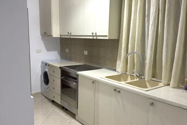 Shtepi me qera Apartament ne Tirane, 1+1, Mobilimi E mobiluar, Pagesa 450  Euro.