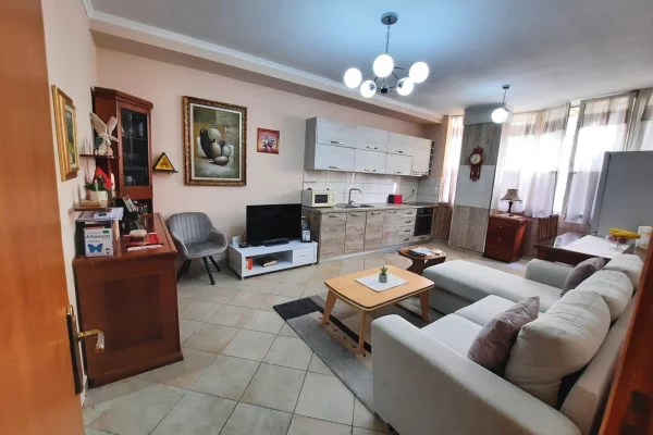 Shtepi ne shitje Apartament ne Tirane, 2+1, Mobilimi E mobiluar, Pagesa 145,000  Euro.