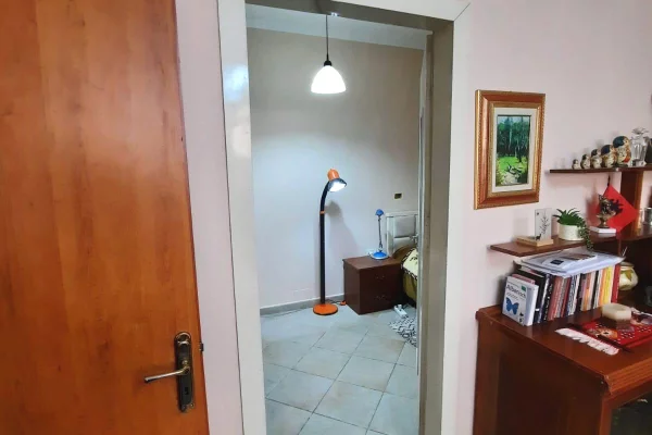 Shtepi ne shitje Apartament ne Tirane, 2+1, Mobilimi E mobiluar, Pagesa 145,000  Euro.