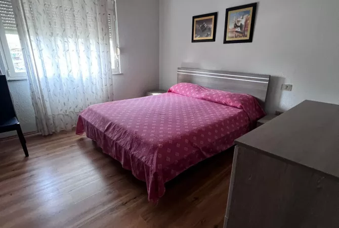 Shtepi me qera Apartament ne Tirane, 2+1, Mobilimi E mobiluar, Pagesa 700  Euro.