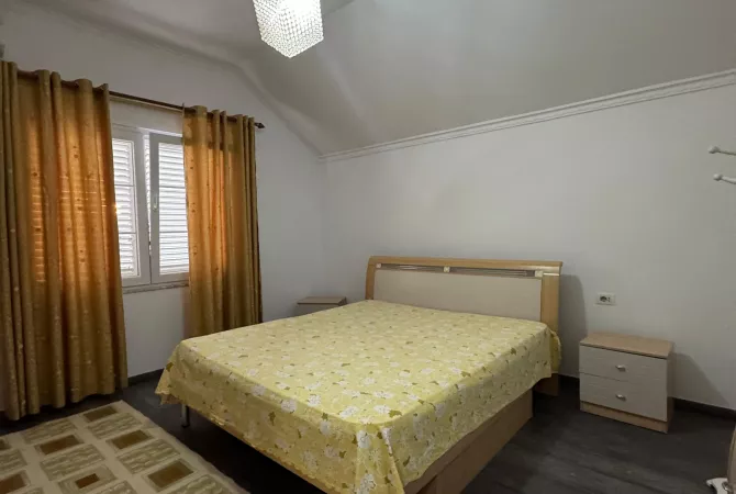 Shtepi ne shitje Apartament ne Tirane, 2+1, Mobilimi E mobiluar, Pagesa 117,000  Euro.
