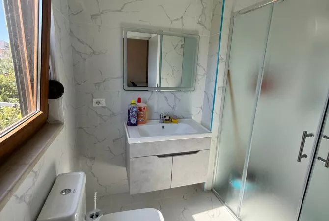 Shtepi me qera Apartament ne Tirane, 2+1, Mobilimi E mobiluar, Pagesa 650  Euro.