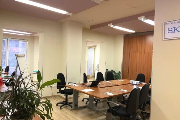 Ambient biznesi me qera 3+1 ne Tirane - 1,100 Euro