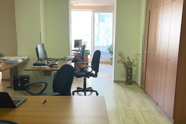 Ambient biznesi me qera 3+1 ne Tirane - 1,100 Euro