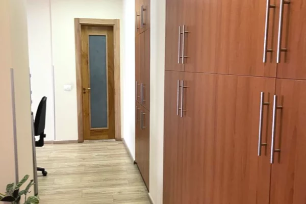 Ambient biznesi me qera 3+1 ne Tirane - 1,100 Euro