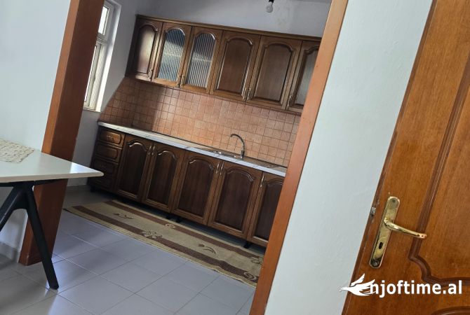 Shtepi me qera Apartament ne Tirane, 2+1, Mobilimi E mobiluar, Pagesa 400  Euro.