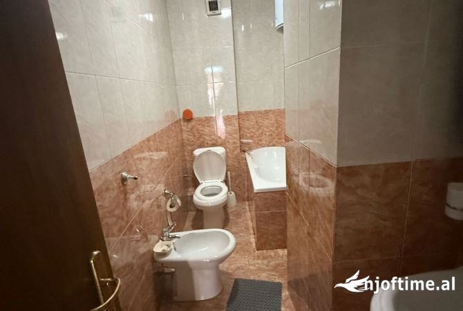 Shtepi ne shitje Apartament ne Tirane, 3+1, Mobilimi E mobiluar, Pagesa 280,000  Euro.