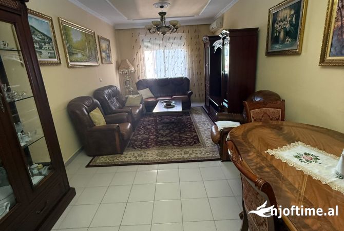 Shtepi ne shitje Apartament ne Tirane, 3+1, Mobilimi E mobiluar, Pagesa 280,000  Euro.
