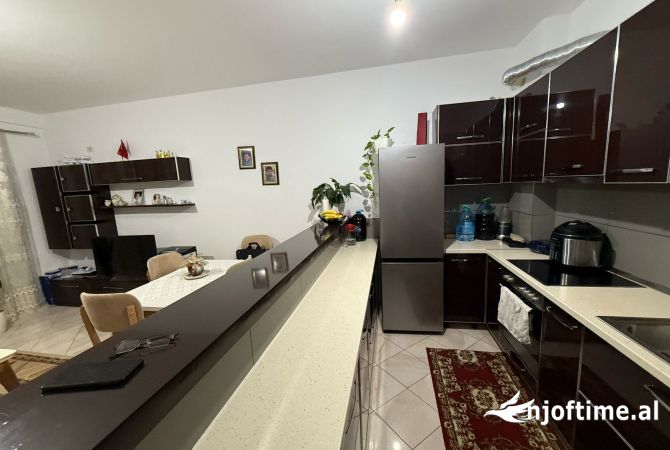 Shtepi ne shitje Apartament ne Tirane, 2+1, Mobilimi Pjeserisht e mobiluar, Pagesa 137,000  Euro.