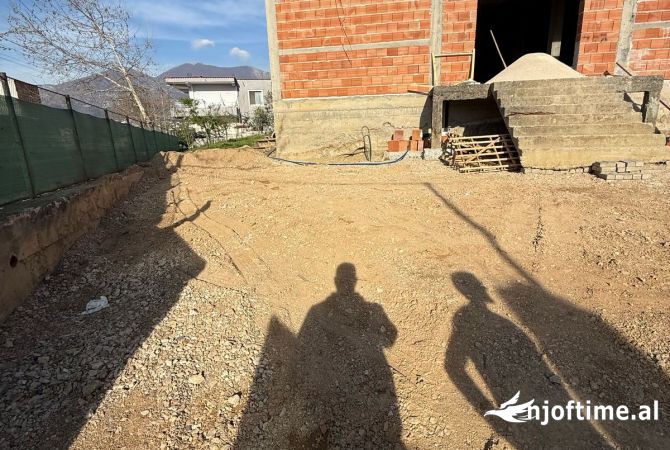 Ambient biznesi me qera 4+1 ne Tirane - 1,100 Euro