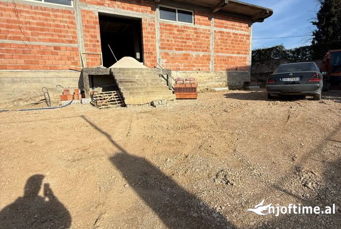 Ambient biznesi me qera 4+1 ne Tirane - 1,100 Euro