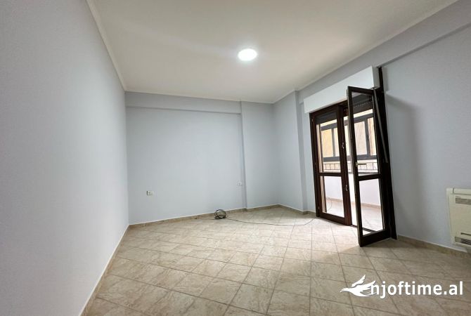 Shtepi ne shitje Apartament ne Tirane, 3+1, Mobilimi Bosh, pa mobiluar, Pagesa 320,000  Euro.