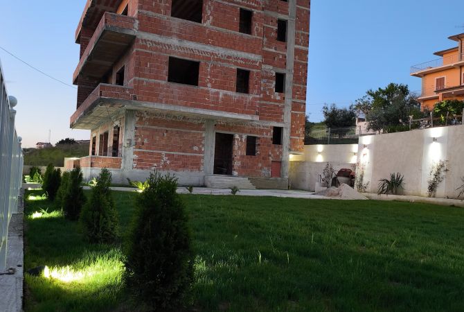 Shtepi ne shitje Shtepi Private ne Durres, 7+1, Mobilimi Bosh, pa mobiluar, Pagesa 270,000  Euro.