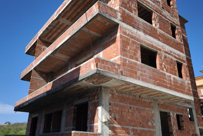 Shtepi ne shitje Shtepi Private ne Durres, 7+1, Mobilimi Bosh, pa mobiluar, Pagesa 270,000  Euro.