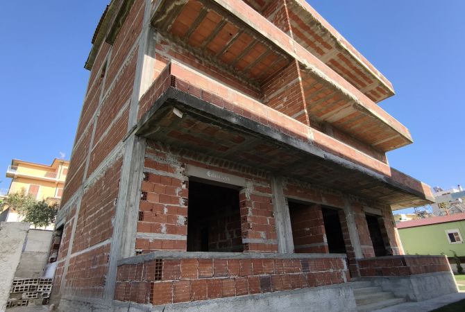 Shtepi ne shitje Shtepi Private ne Durres, 7+1, Mobilimi Bosh, pa mobiluar, Pagesa 270,000  Euro.