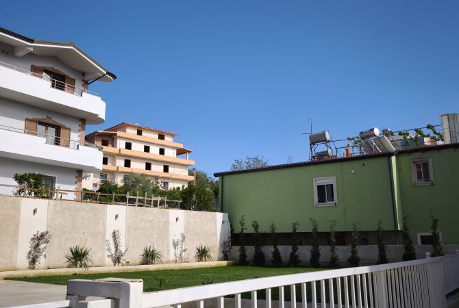 Shtepi ne shitje Shtepi Private ne Durres, 7+1, Mobilimi Bosh, pa mobiluar, Pagesa 270,000  Euro.