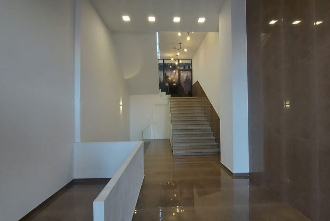 Ambiente Commerciale in Vendita 3+1 a Tirana - 105,000 Euro
